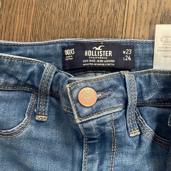 00 xs Hollister jeans. Great used condition. These are 00 and extra small. - Picture 2 of 4